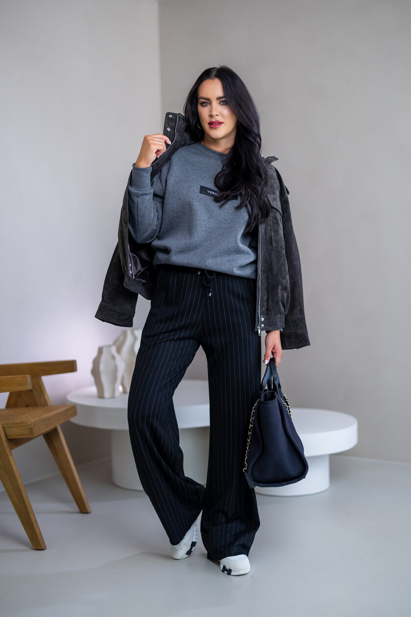 MIERNE OVERSIZE MIKINA “KARLA” - ETIKETA NA PRSIACH