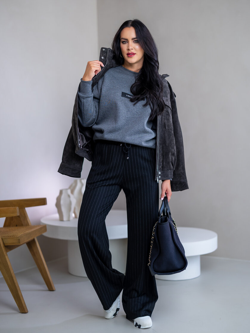 MIERNE OVERSIZE MIKINA “KARLA” - ETIKETA NA PRSIACH