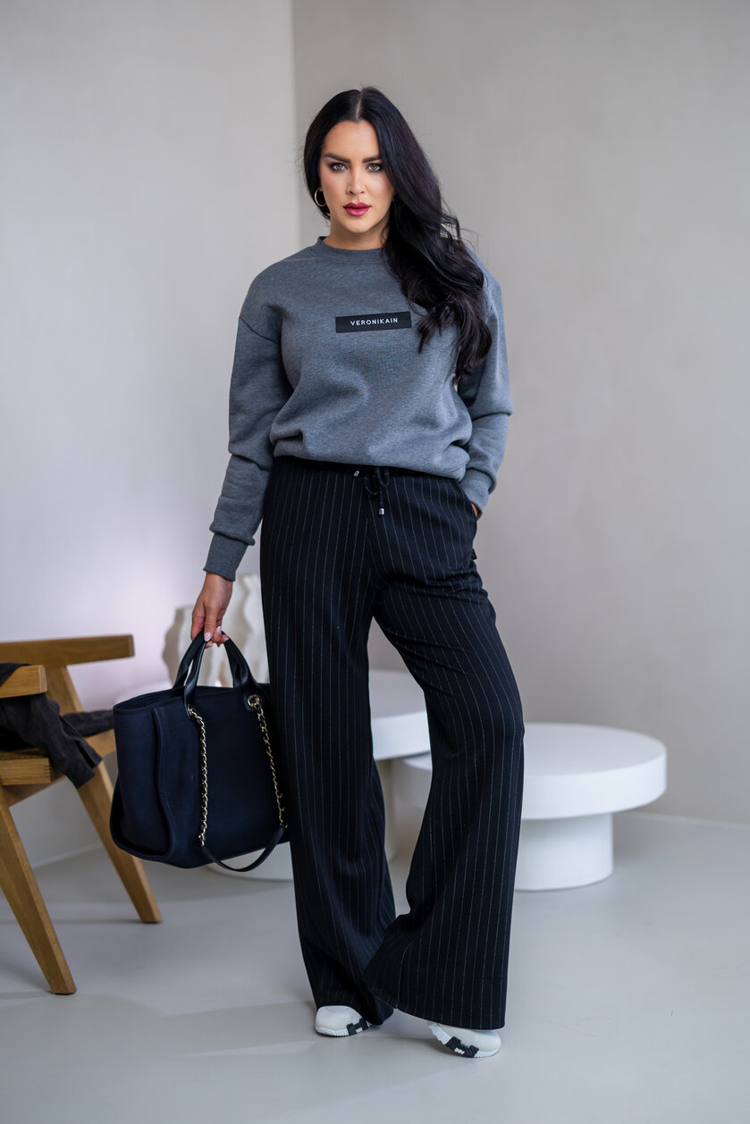 MIERNE OVERSIZE MIKINA “KARLA” - ETIKETA NA PRSIACH