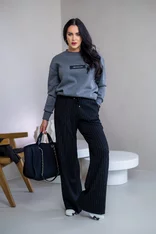 MIERNE OVERSIZE MIKINA “KARLA” - ETIKETA NA PRSIACH
