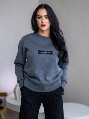 MIERNE OVERSIZE MIKINA “KARLA” - ETIKETA NA PRSIACH