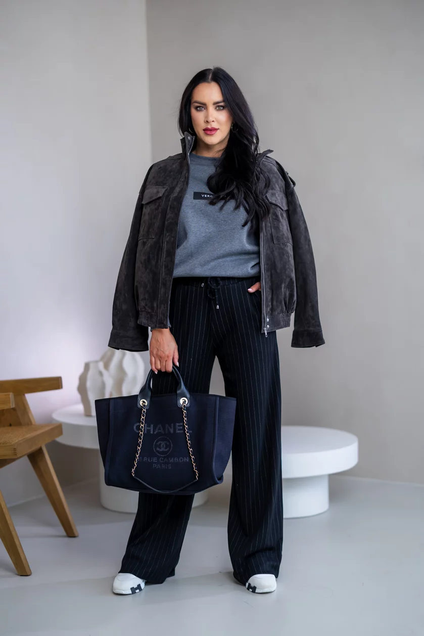 MIERNE OVERSIZE MIKINA “KARLA” - ETIKETA NA PRSIACH