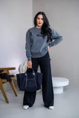 MIERNE OVERSIZE MIKINA “KARLA” - ETIKETA NA PRSIACH