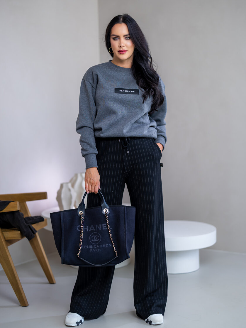 MIERNE OVERSIZE MIKINA “KARLA” - ETIKETA NA PRSIACH