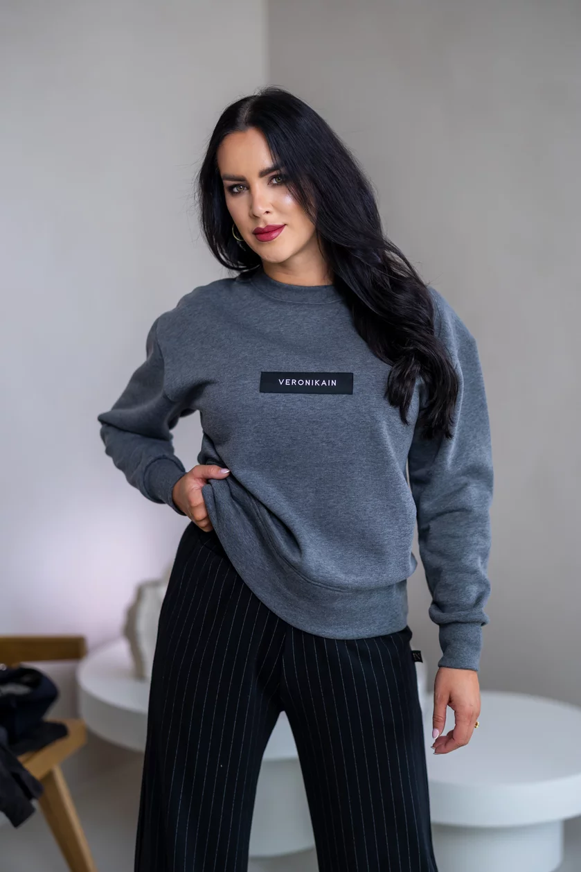 MIERNE OVERSIZE MIKINA “KARLA” - ETIKETA NA PRSIACH