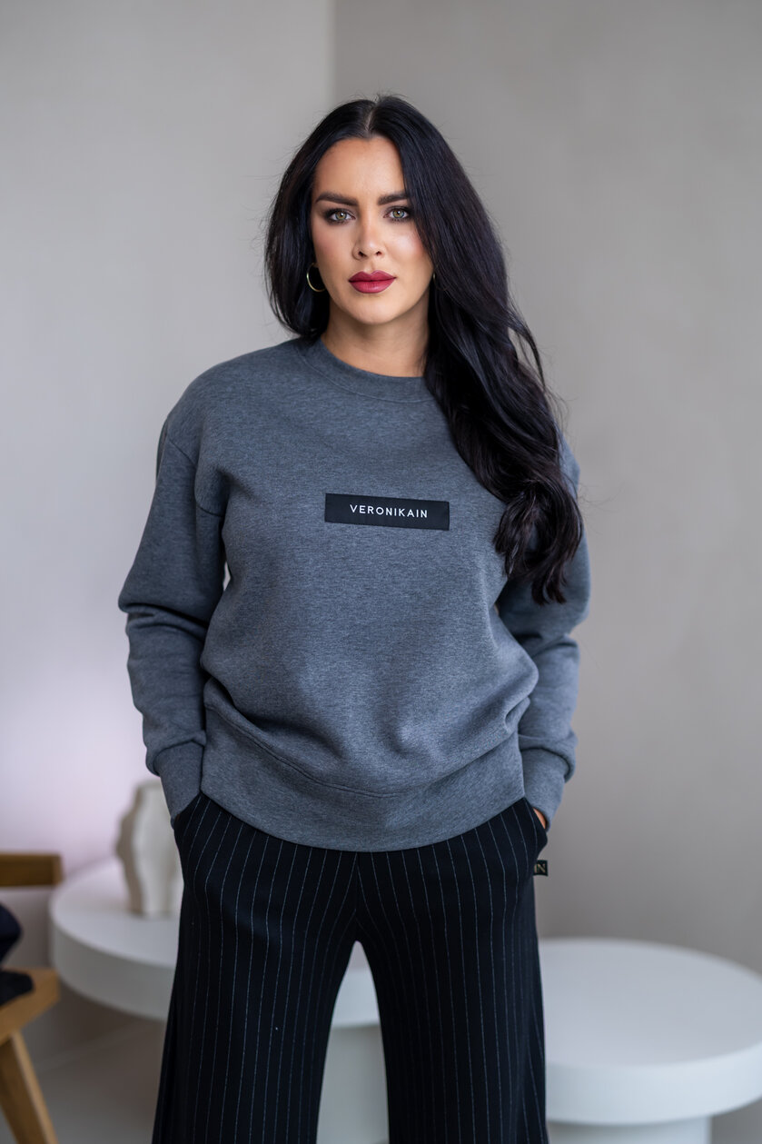 MIERNE OVERSIZE MIKINA “KARLA” - ETIKETA NA PRSIACH