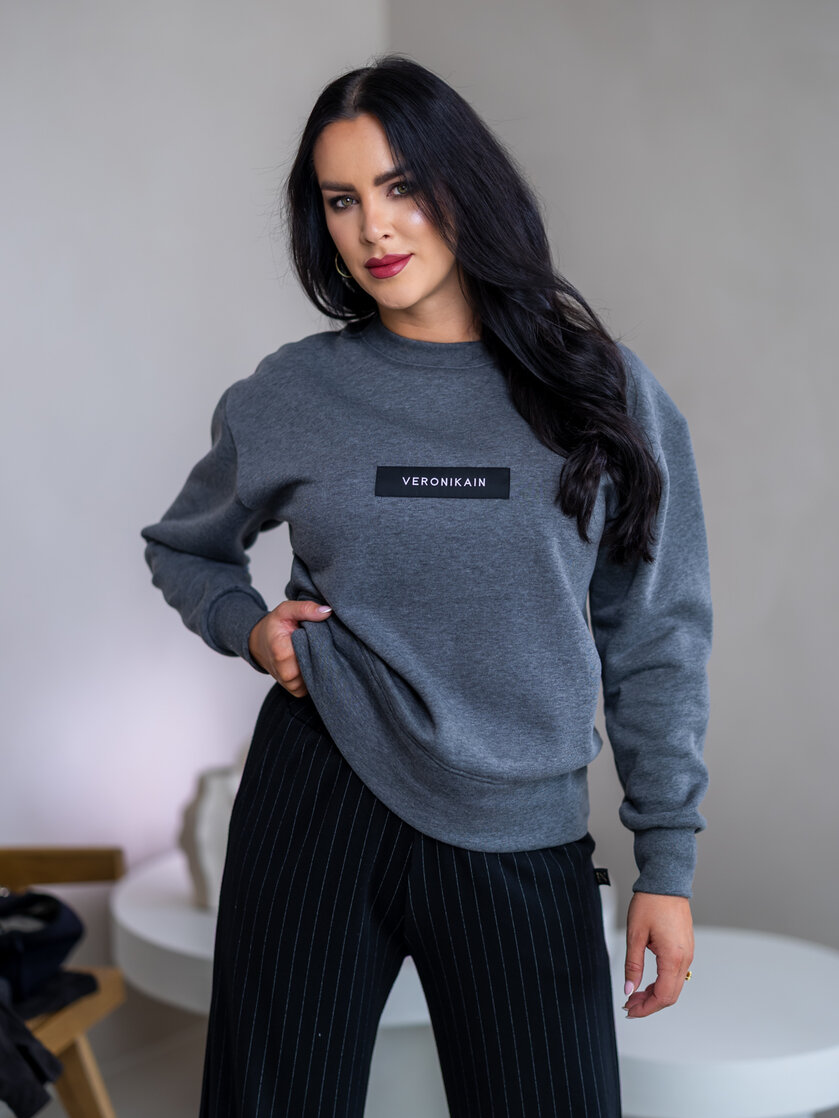 MIERNE OVERSIZE MIKINA “KARLA” - ETIKETA NA PRSIACH