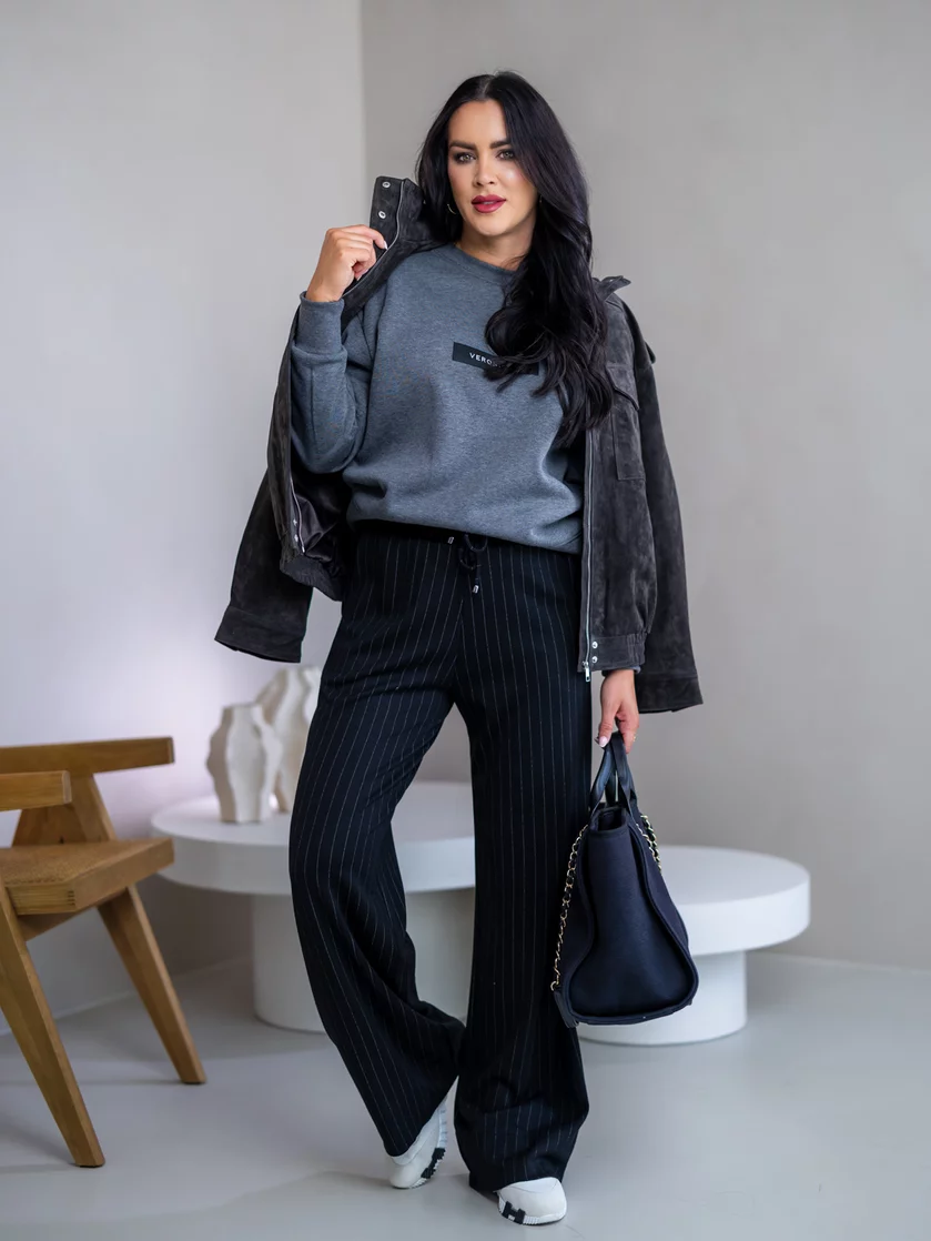 MIERNE OVERSIZE MIKINA “KARLA” - ETIKETA NA PRSIACH