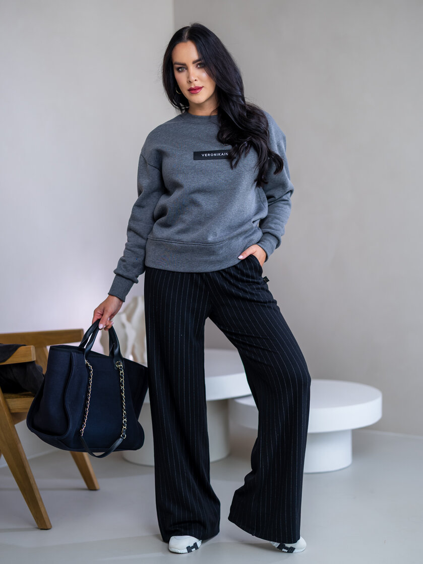 MIERNE OVERSIZE MIKINA “KARLA” - ETIKETA NA PRSIACH