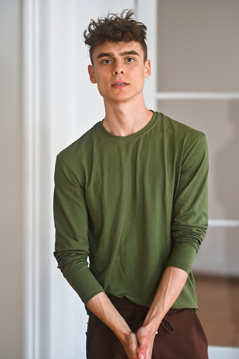 PÁNSKE TRIČKO S GUĽATÝM VÝSTRIHOM / DLHÉ RUKÁVY / VŠETKY FARBY