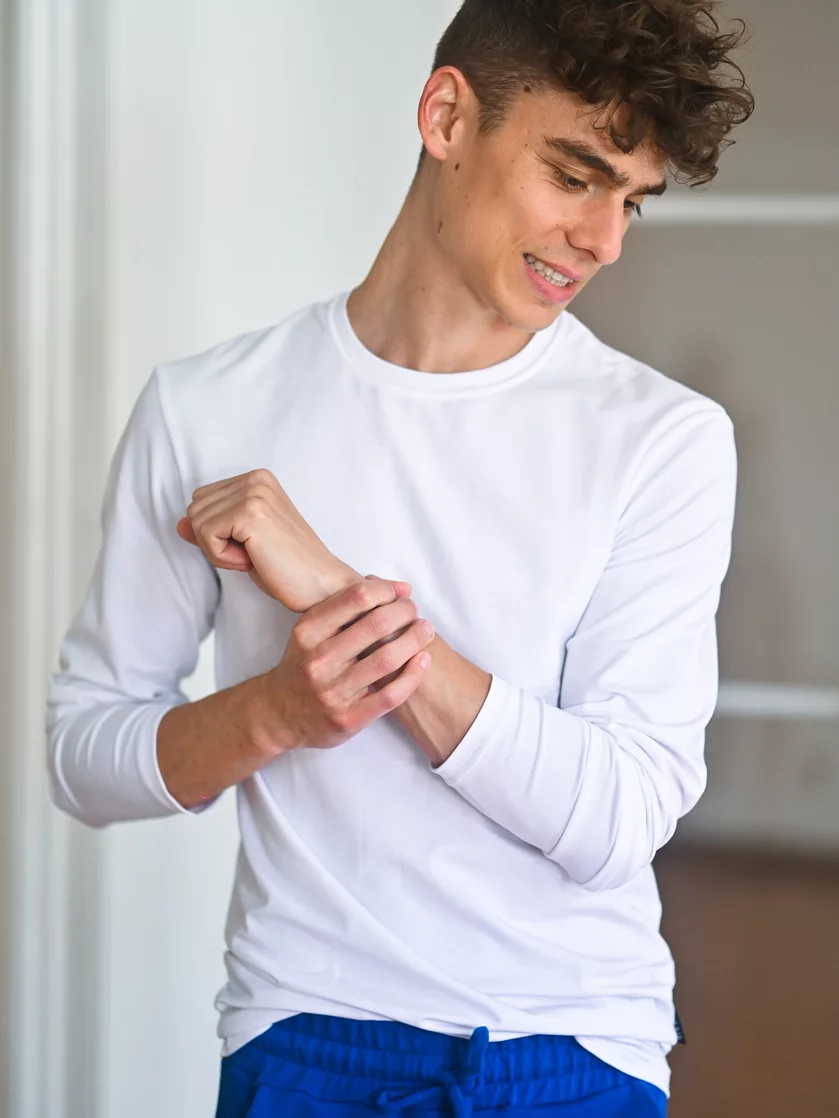 PÁNSKE TRIČKO S GUĽATÝM VÝSTRIHOM / DLHÉ RUKÁVY / VŠETKY FARBY