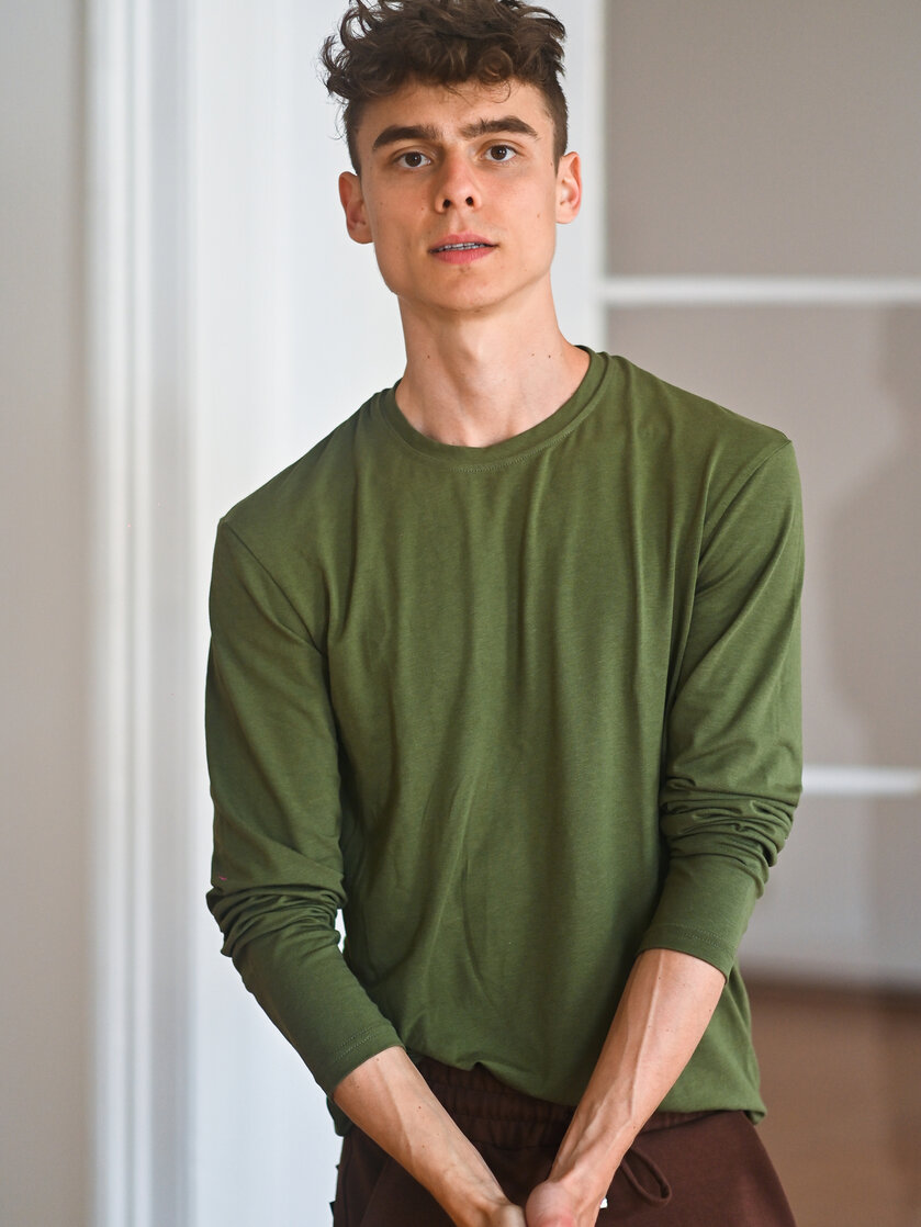 PÁNSKE TRIČKO S GUĽATÝM VÝSTRIHOM / DLHÉ RUKÁVY / VŠETKY FARBY