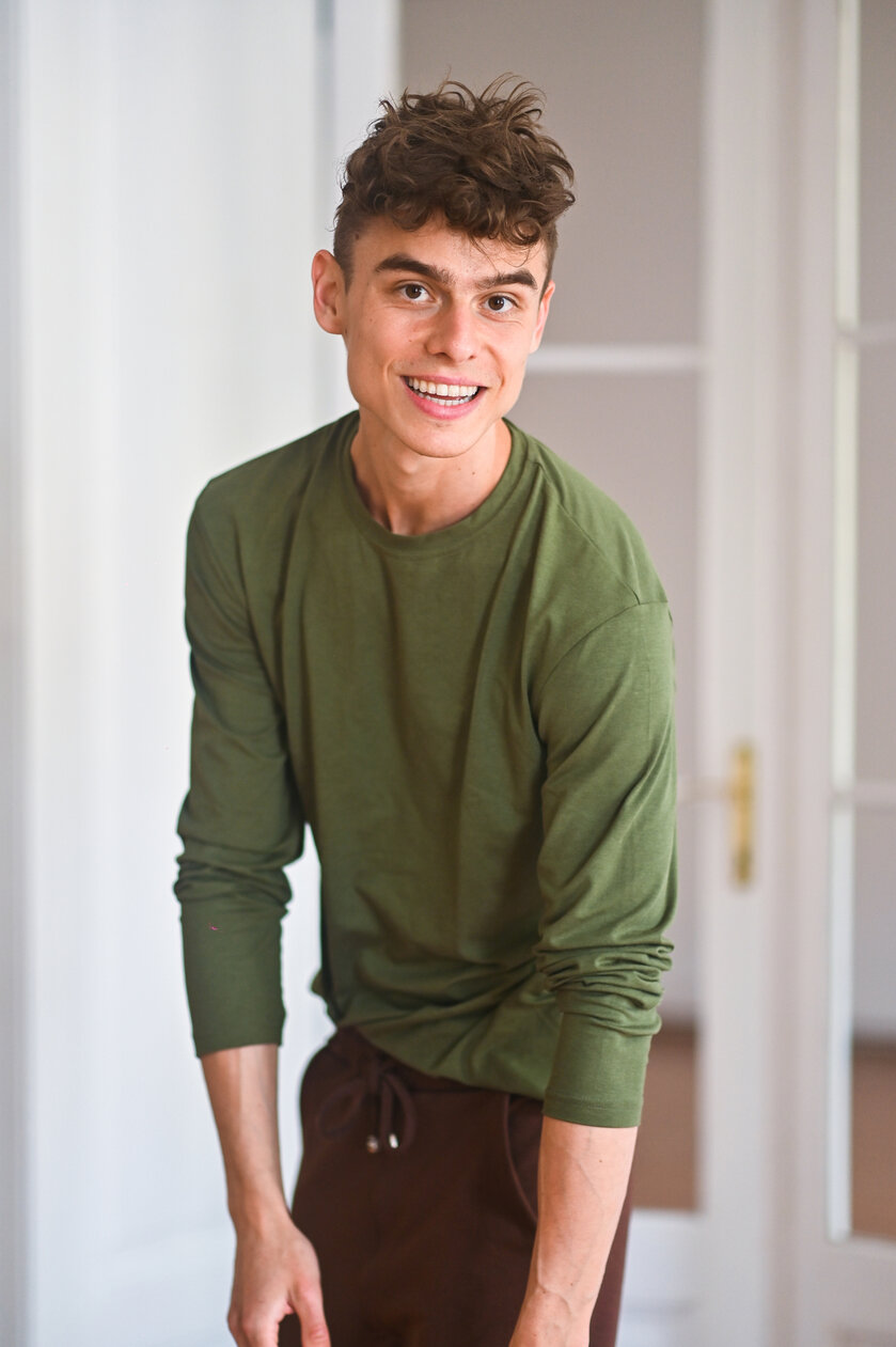 PÁNSKE TRIČKO S GUĽATÝM VÝSTRIHOM / DLHÉ RUKÁVY / VŠETKY FARBY