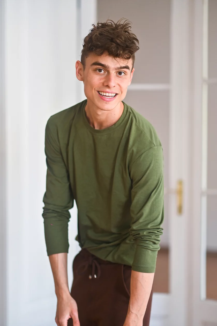 PÁNSKE TRIČKO S GUĽATÝM VÝSTRIHOM / DLHÉ RUKÁVY / VŠETKY FARBY