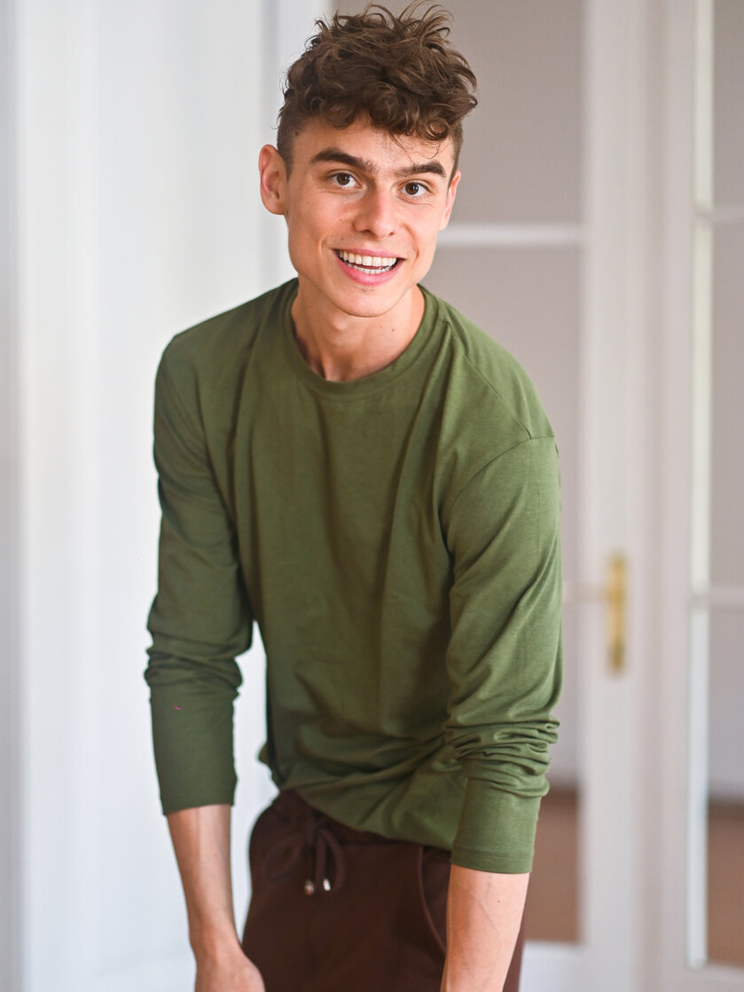 PÁNSKE TRIČKO S GUĽATÝM VÝSTRIHOM / DLHÉ RUKÁVY / VŠETKY FARBY