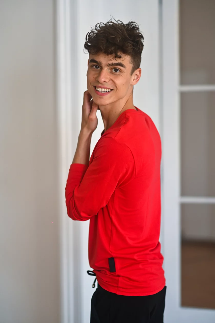 PÁNSKE TRIČKO S VÉČKOVÝM VÝSTRIHOM / DLHÉ RUKÁVY / VŠETKY FARBY