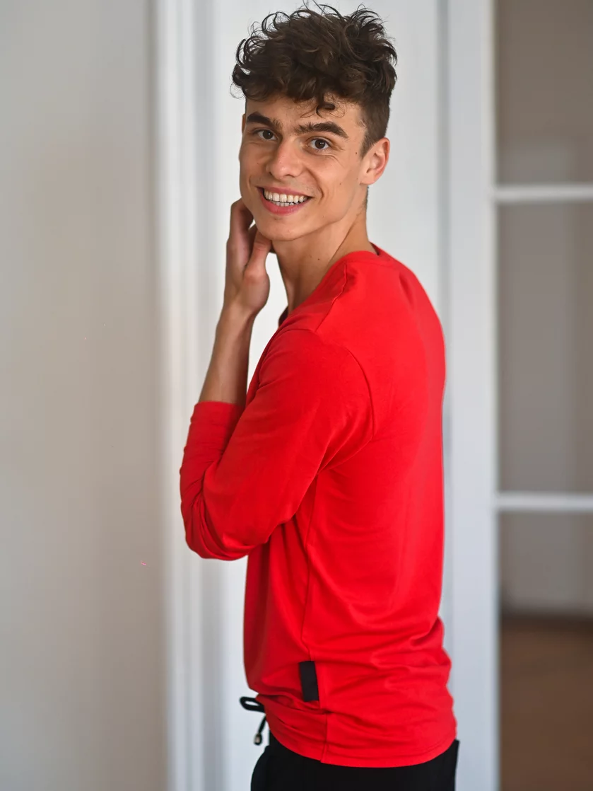 PÁNSKE TRIČKO S VÉČKOVÝM VÝSTRIHOM / DLHÉ RUKÁVY / VŠETKY FARBY