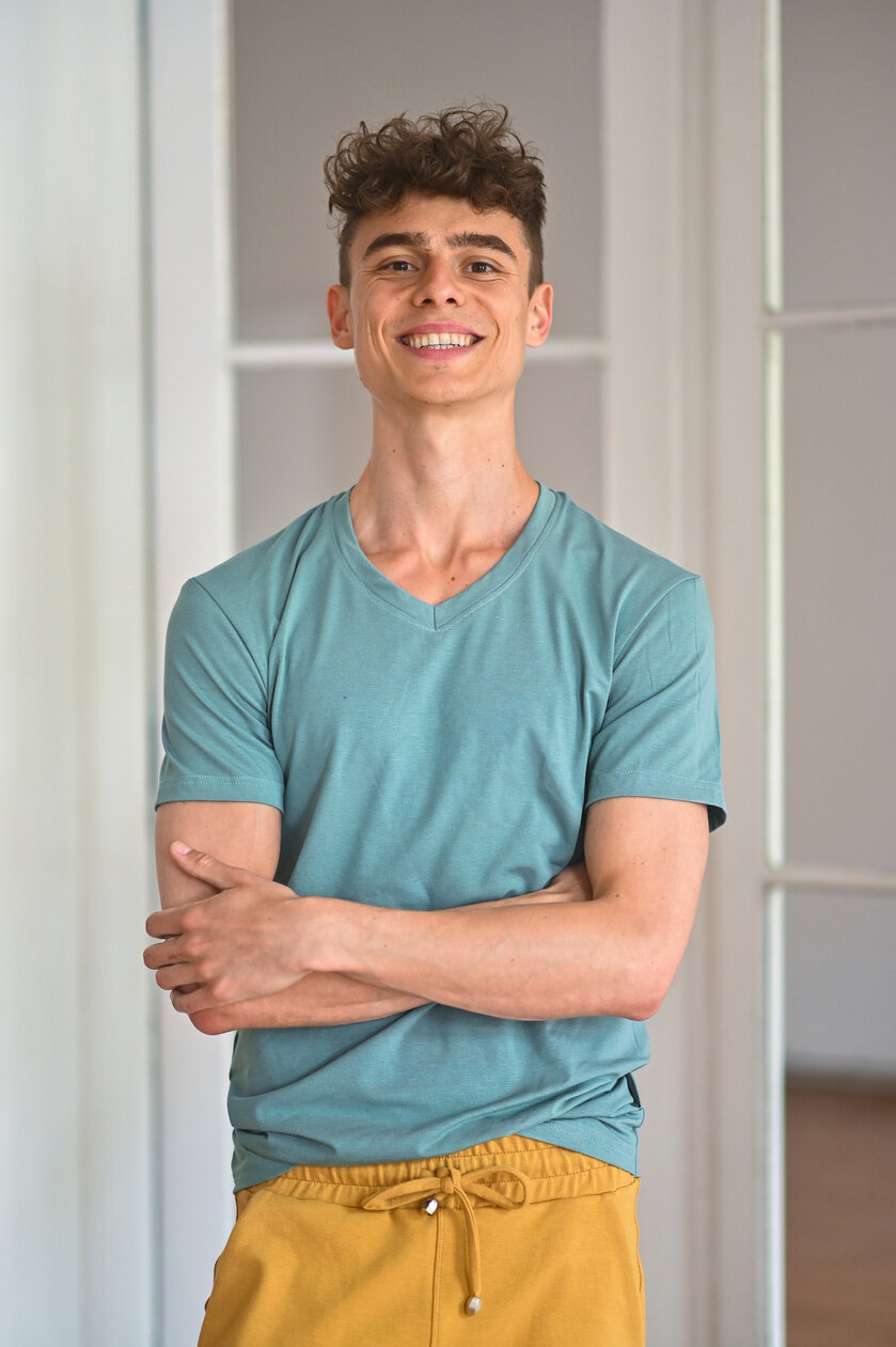 PÁNSKE TRIČKO S VÉČKOVÝM VÝSTRIHOM / KRÁTKE RUKÁVY / VŠETKY FARBY