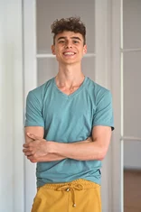 PÁNSKE TRIČKO S VÉČKOVÝM VÝSTRIHOM / KRÁTKE RUKÁVY / VŠETKY FARBY PÁNSKE TRIČKO S VÉČKOVÝM VÝSTRIHOM / KRÁTKE RUKÁVY / VŠETKY FARBY