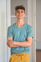 PÁNSKE TRIČKO S VÉČKOVÝM VÝSTRIHOM / KRÁTKE RUKÁVY / VŠETKY FARBY