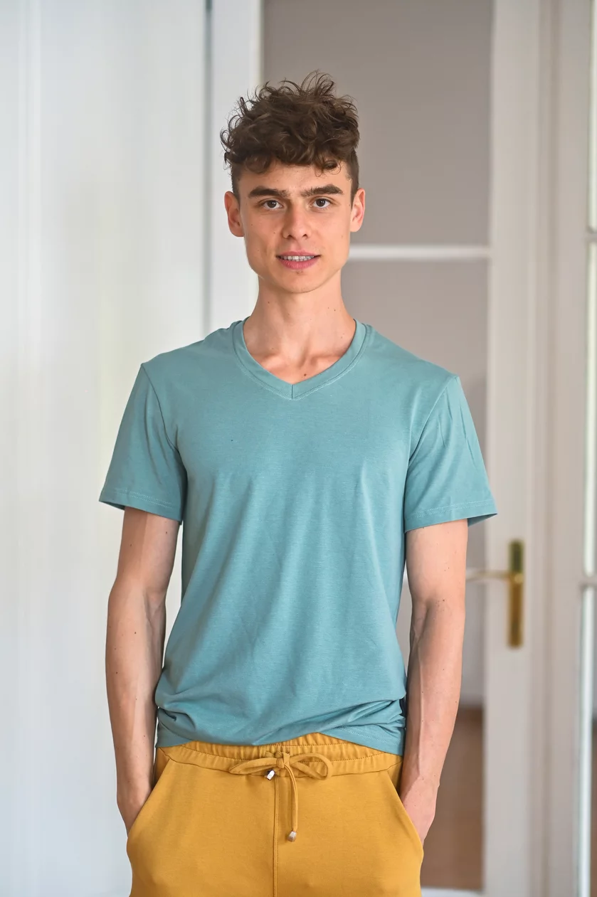 PÁNSKE TRIČKO S VÉČKOVÝM VÝSTRIHOM / KRÁTKE RUKÁVY / VŠETKY FARBY PÁNSKE TRIČKO S VÉČKOVÝM VÝSTRIHOM / KRÁTKE RUKÁVY / VŠETKY FARBY