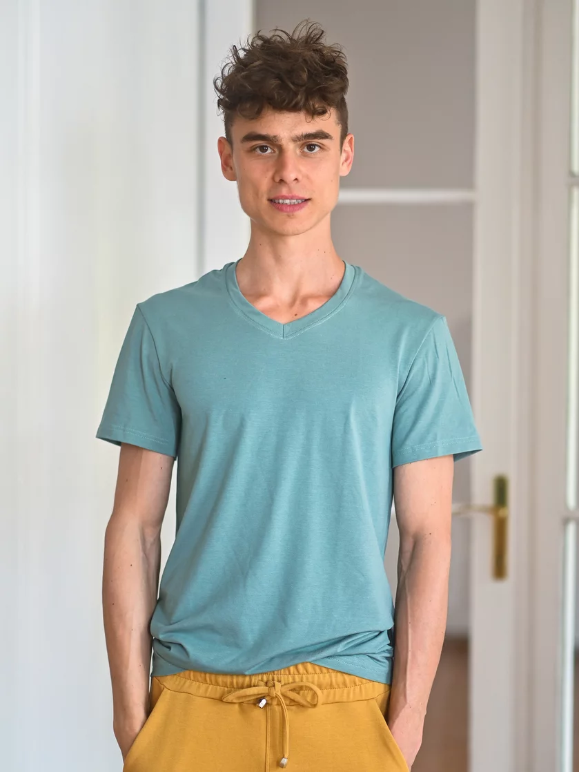PÁNSKE TRIČKO S VÉČKOVÝM VÝSTRIHOM / KRÁTKE RUKÁVY / VŠETKY FARBY PÁNSKE TRIČKO S VÉČKOVÝM VÝSTRIHOM / KRÁTKE RUKÁVY / VŠETKY FARBY