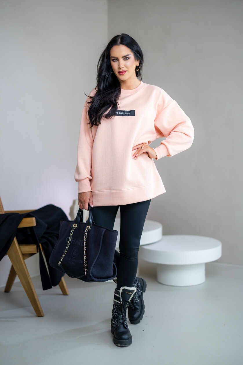 PREDĹŽENÁ OVERSIZE MIKINA “ARIANNA” - ETIKETA NA PRSIACH