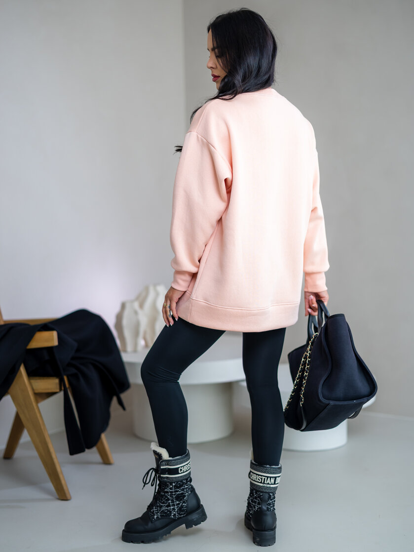 PREDĹŽENÁ OVERSIZE MIKINA “ARIANNA” - ETIKETA NA PRSIACH