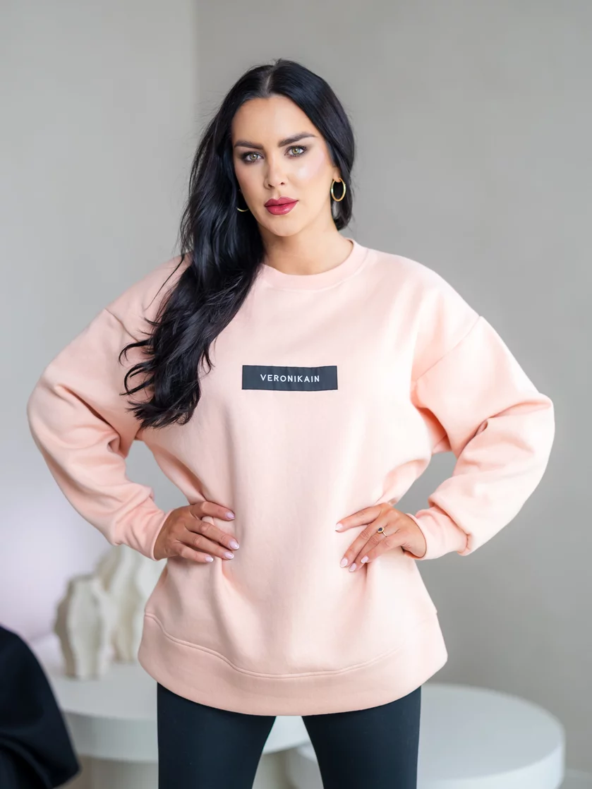 PREDĹŽENÁ OVERSIZE MIKINA “ARIANNA” - ETIKETA NA PRSIACH PREDĹŽENÁ OVERSIZE MIKINA “ARIANNA” - ETIKETA NA PRSIACH