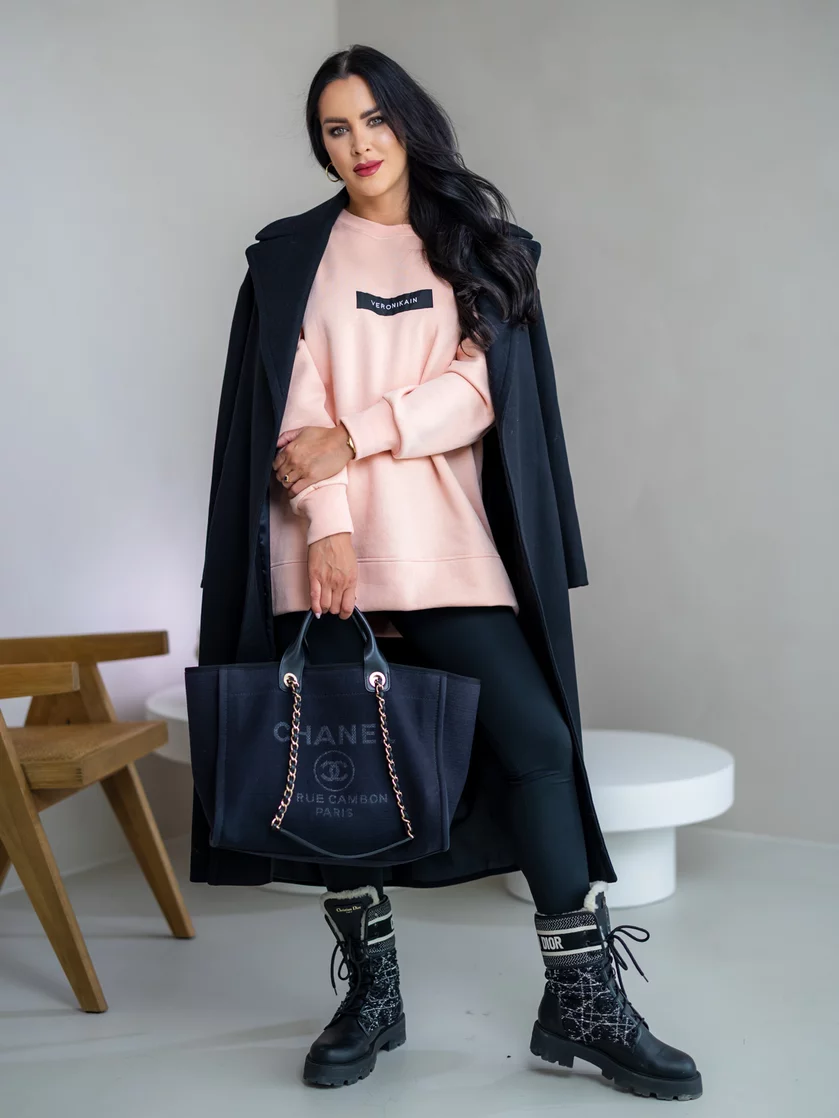 PREDĹŽENÁ OVERSIZE MIKINA “ARIANNA” - ETIKETA NA PRSIACH PREDĹŽENÁ OVERSIZE MIKINA “ARIANNA” - ETIKETA NA PRSIACH