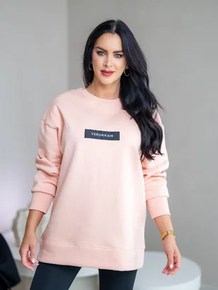 PREDĹŽENÁ OVERSIZE MIKINA “ARIANNA” - ETIKETA NA PRSIACH