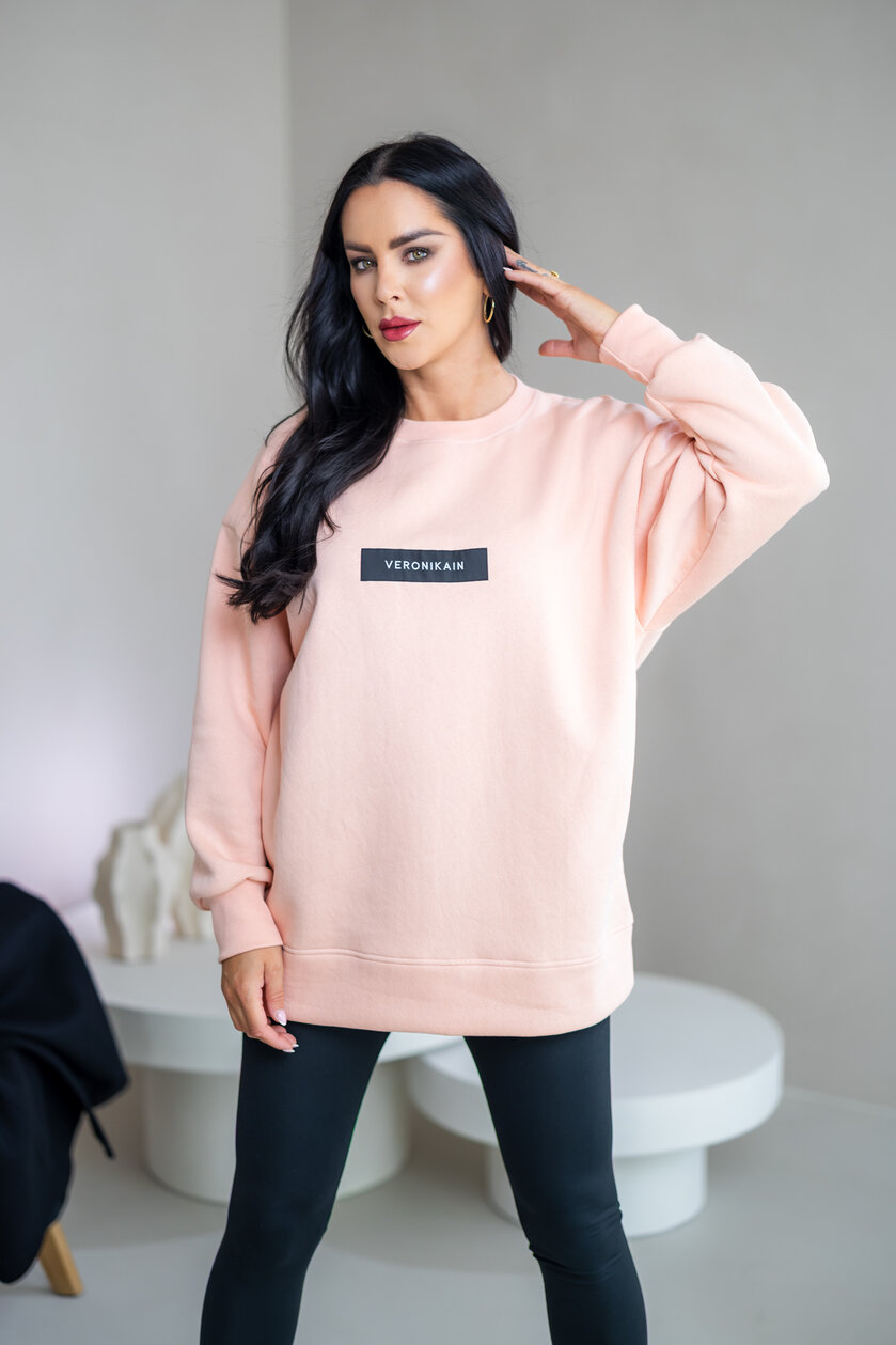 PREDĹŽENÁ OVERSIZE MIKINA “ARIANNA” - ETIKETA NA PRSIACH