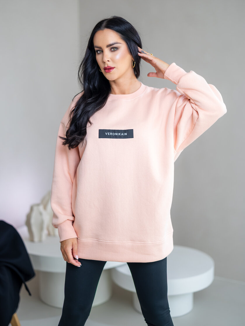 PREDĹŽENÁ OVERSIZE MIKINA “ARIANNA” - ETIKETA NA PRSIACH