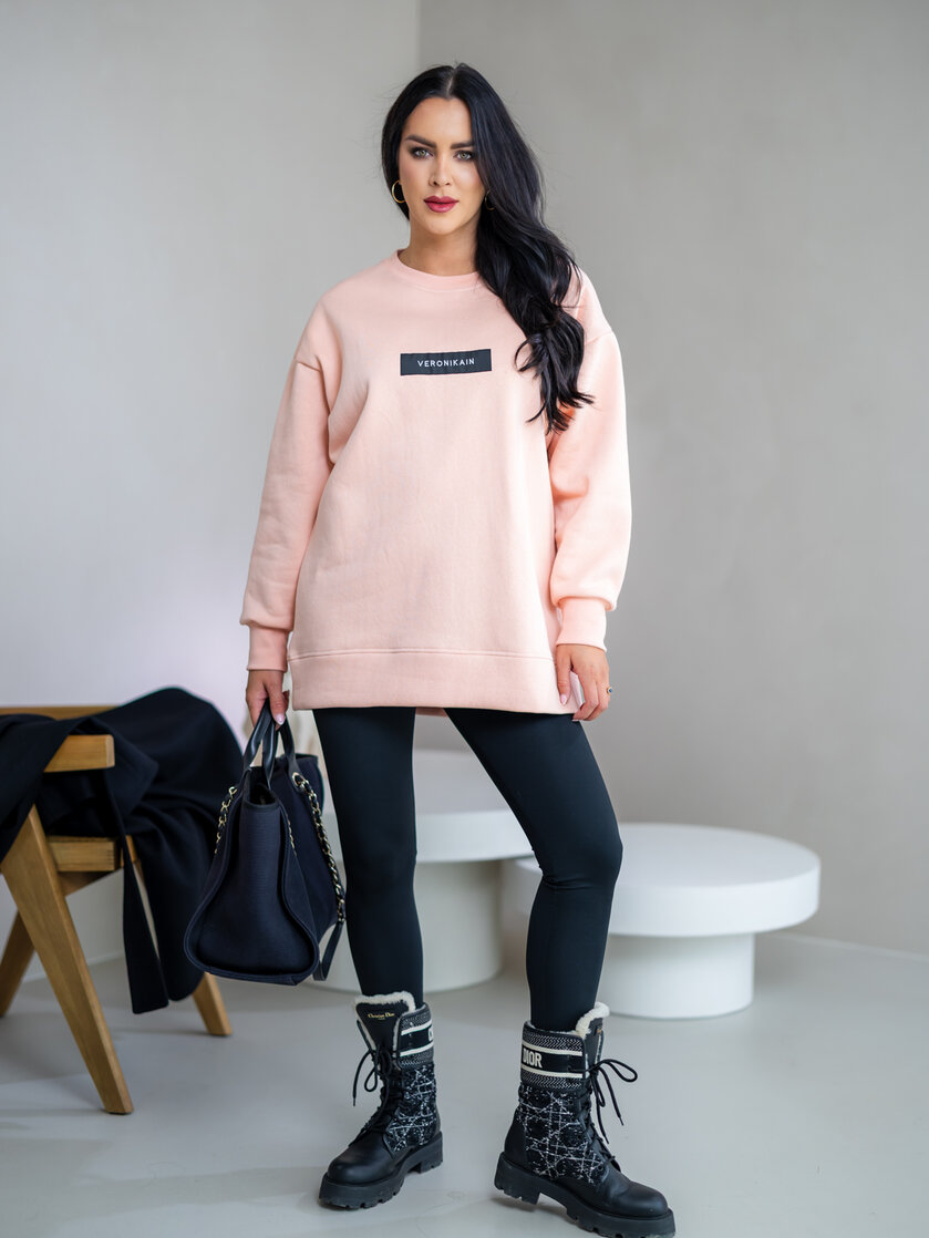 PREDĹŽENÁ OVERSIZE MIKINA “ARIANNA” - ETIKETA NA PRSIACH