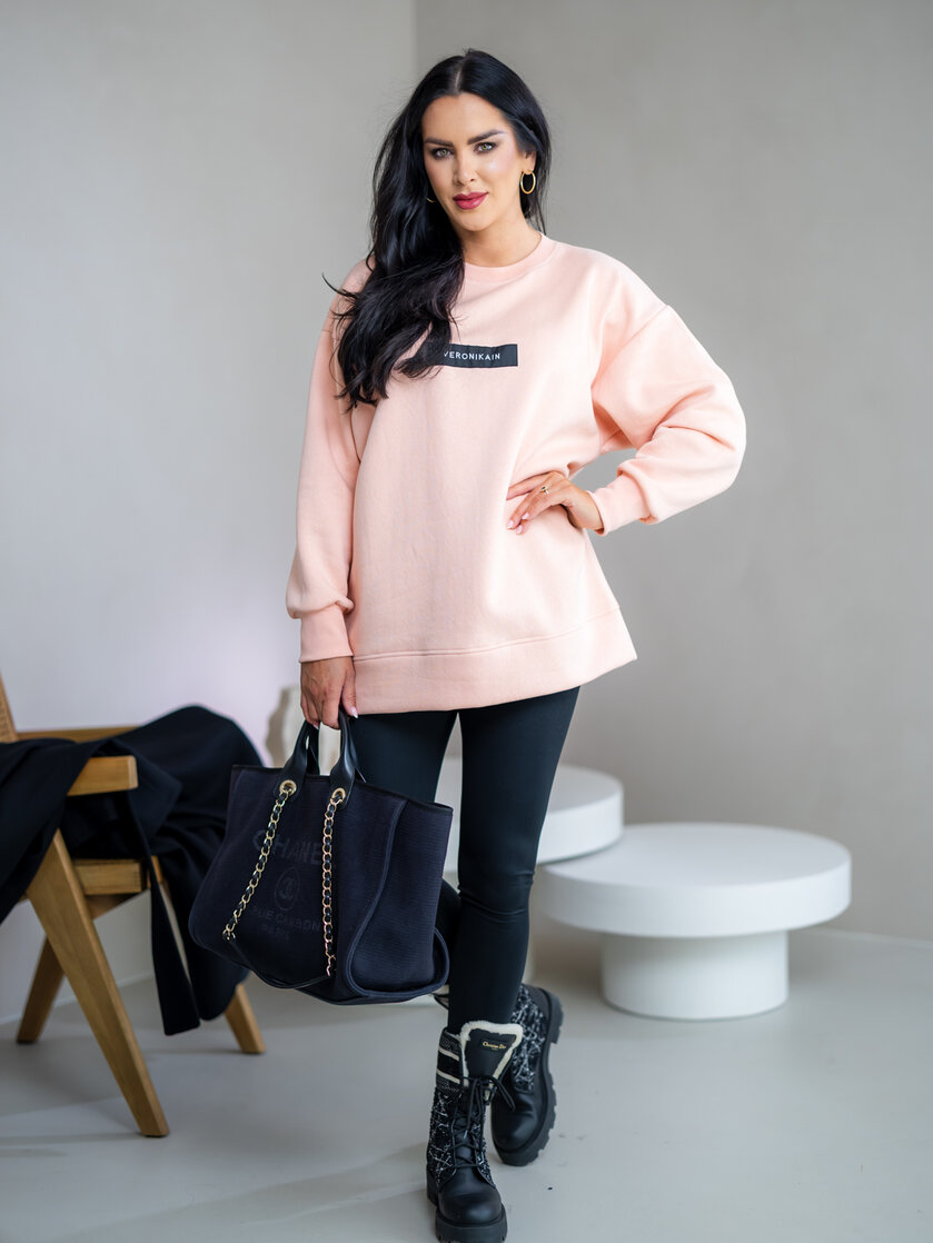 PREDĹŽENÁ OVERSIZE MIKINA “ARIANNA” - ETIKETA NA PRSIACH