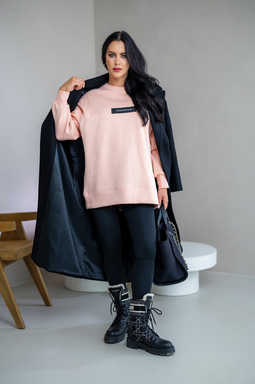 PREDĹŽENÁ OVERSIZE MIKINA “ARIANNA” - ETIKETA NA PRSIACH