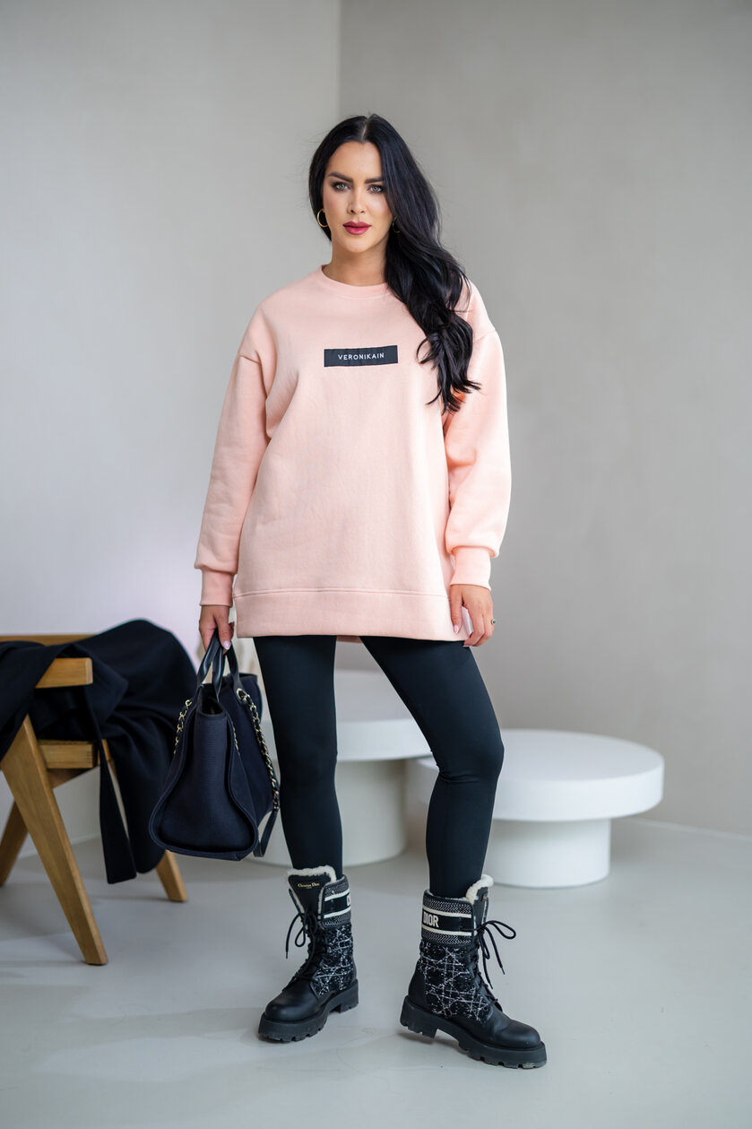 PREDĹŽENÁ OVERSIZE MIKINA “ARIANNA” - ETIKETA NA PRSIACH