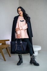 PREDĹŽENÁ OVERSIZE MIKINA “ARIANNA” - ETIKETA NA PRSIACH