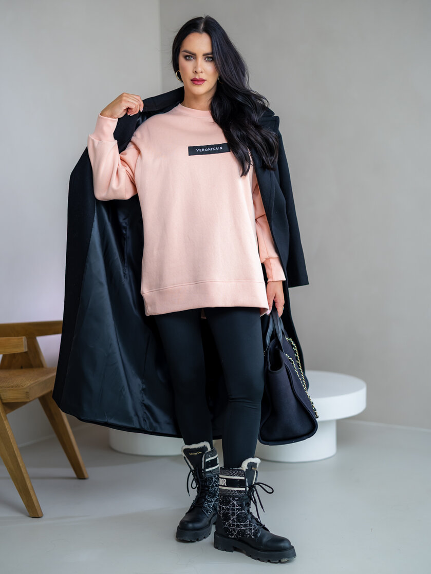 PREDĹŽENÁ OVERSIZE MIKINA “ARIANNA” - ETIKETA NA PRSIACH