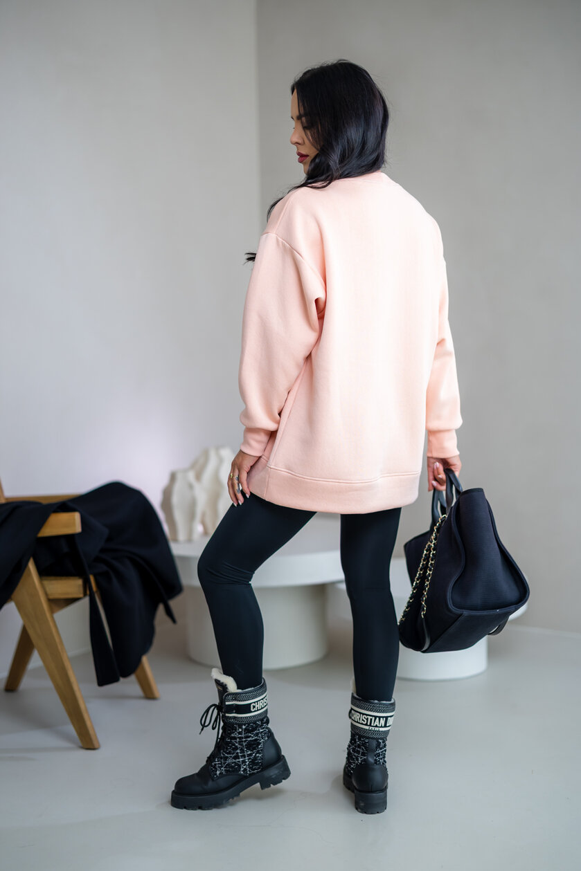 PREDĹŽENÁ OVERSIZE MIKINA “ARIANNA” - ETIKETA NA PRSIACH