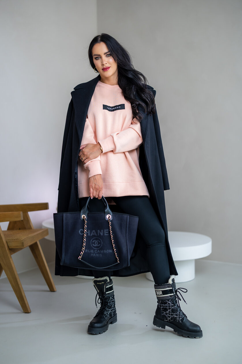 PREDĹŽENÁ OVERSIZE MIKINA “ARIANNA” - ETIKETA NA PRSIACH