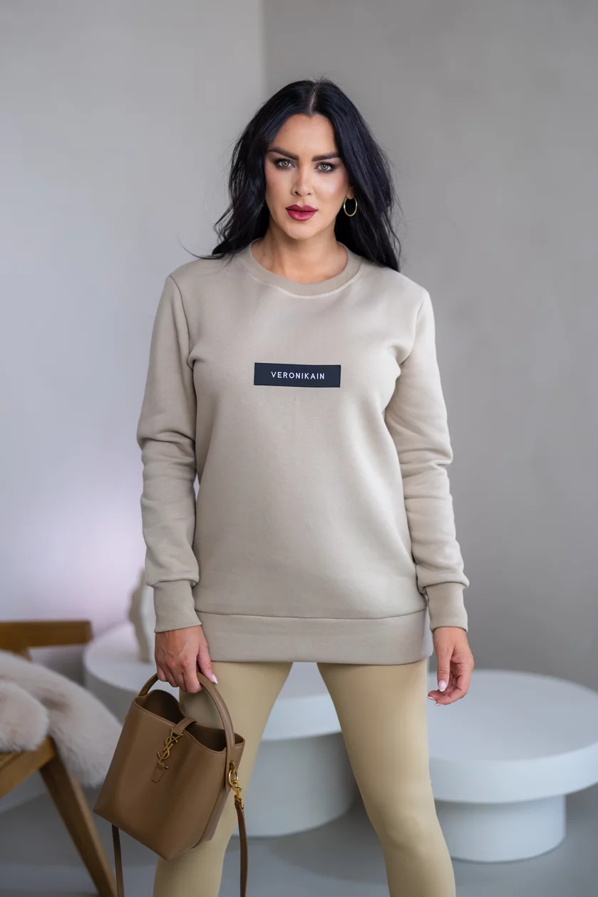 PREDĹŽENÁ ZÁKLADNÁ MIKINA “BIANCA” - ETIKETA NA PRSIACH PREDĹŽENÁ ZÁKLADNÁ MIKINA “BIANCA” - ETIKETA NA PRSIACH