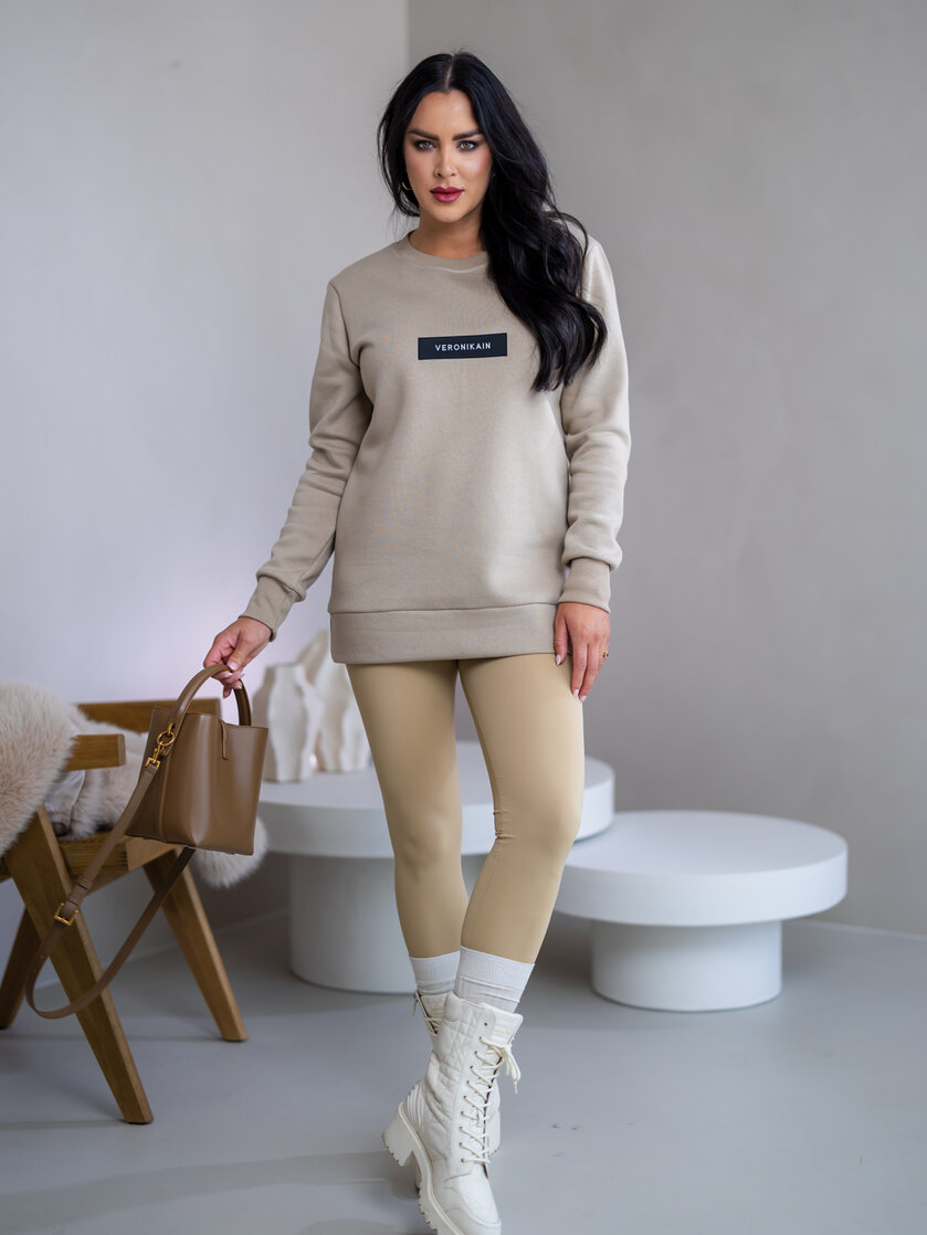 PREDĹŽENÁ ZÁKLADNÁ MIKINA “BIANCA” - ETIKETA NA PRSIACH