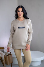 PREDĹŽENÁ ZÁKLADNÁ MIKINA “BIANCA” - ETIKETA NA PRSIACH