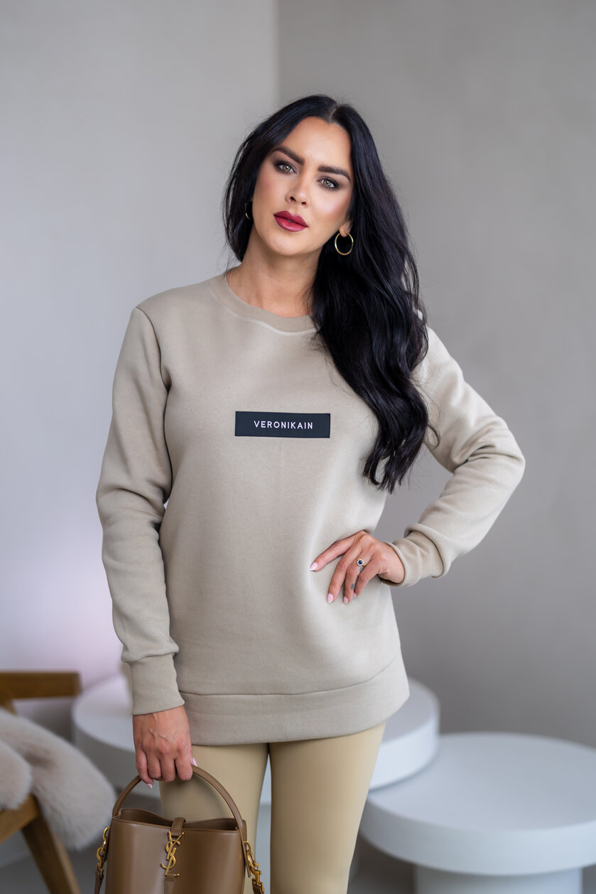 PREDĹŽENÁ ZÁKLADNÁ MIKINA “BIANCA” - ETIKETA NA PRSIACH