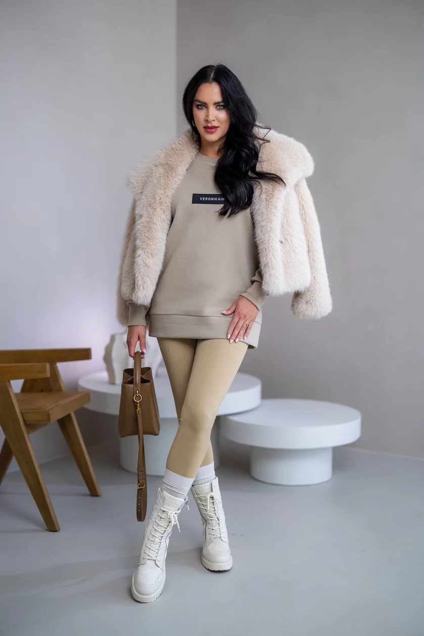PREDĹŽENÁ ZÁKLADNÁ MIKINA “BIANCA” - ETIKETA NA PRSIACH PREDĹŽENÁ ZÁKLADNÁ MIKINA “BIANCA” - ETIKETA NA PRSIACH