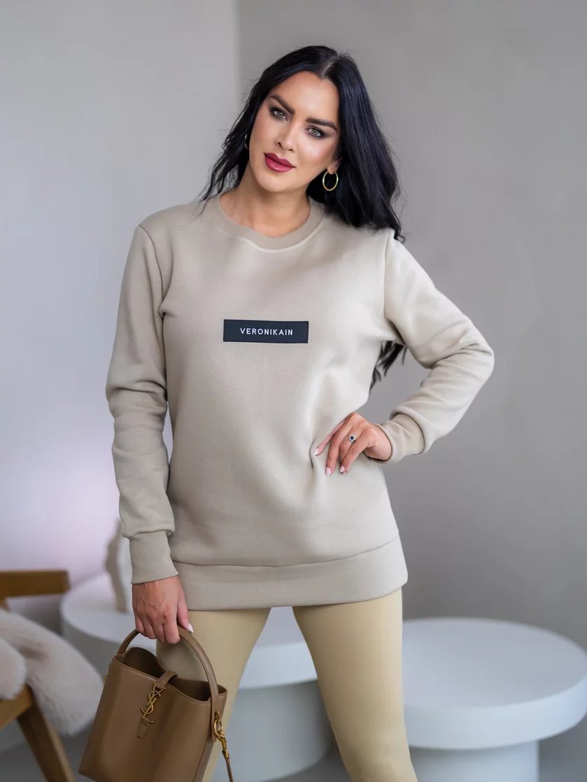 PREDĹŽENÁ ZÁKLADNÁ MIKINA “BIANCA” - ETIKETA NA PRSIACH PREDĹŽENÁ ZÁKLADNÁ MIKINA “BIANCA” - ETIKETA NA PRSIACH