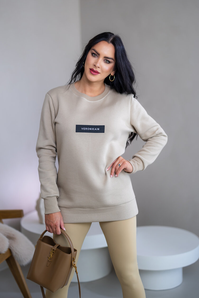 PREDĹŽENÁ ZÁKLADNÁ MIKINA “BIANCA” - ETIKETA NA PRSIACH