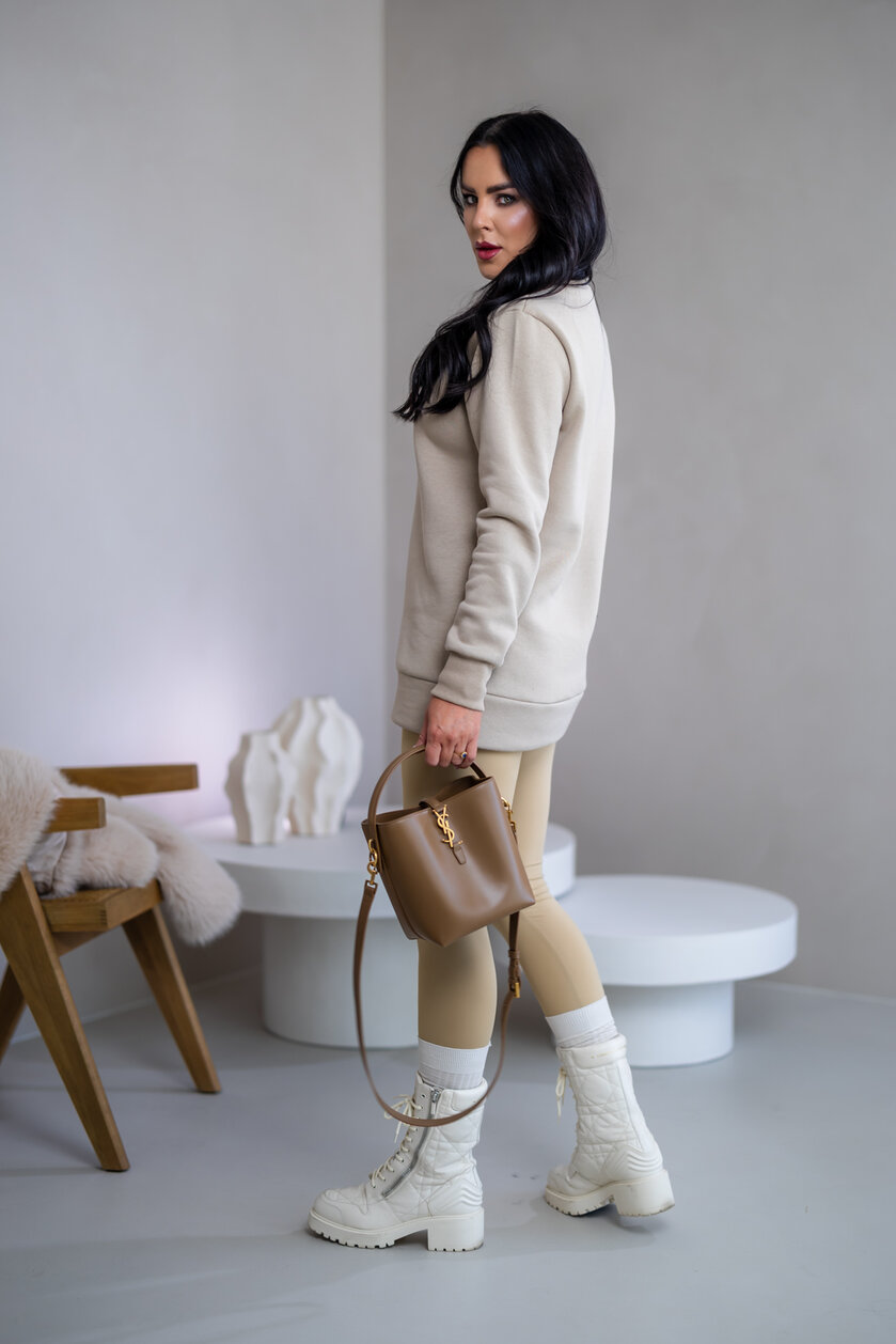 PREDĹŽENÁ ZÁKLADNÁ MIKINA “BIANCA” - ETIKETA NA PRSIACH