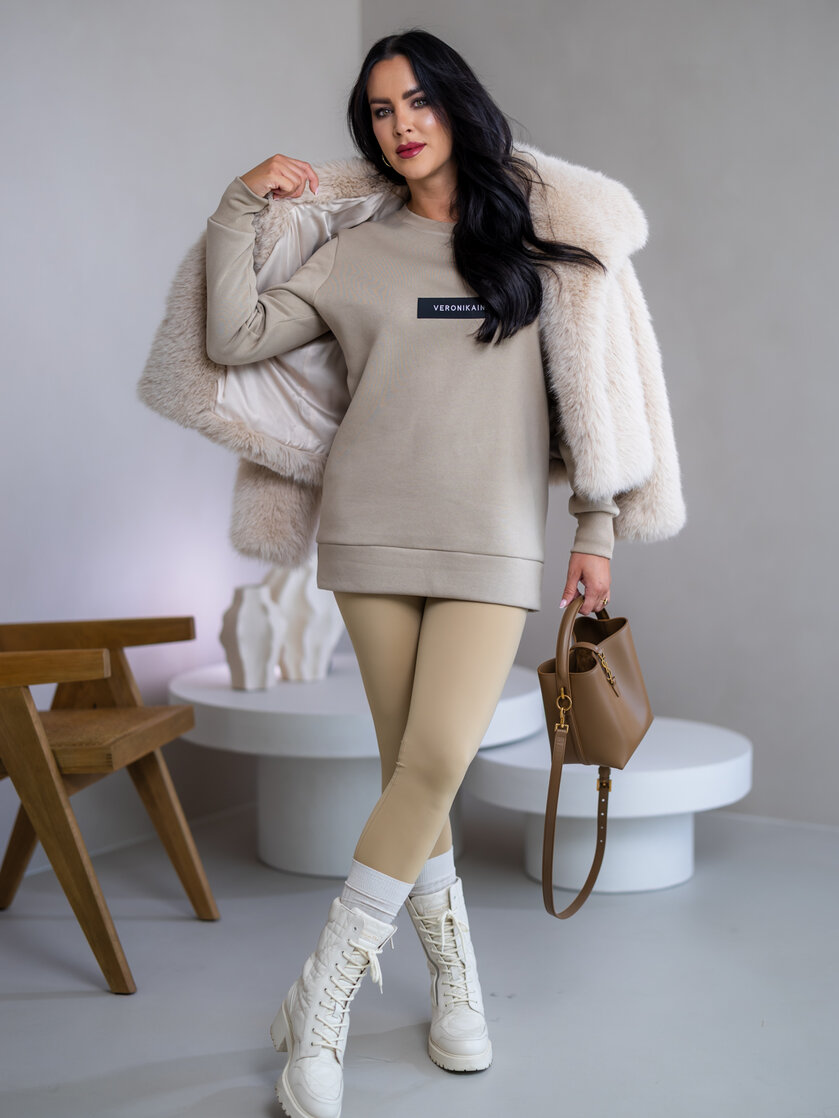 PREDĹŽENÁ ZÁKLADNÁ MIKINA “BIANCA” - ETIKETA NA PRSIACH